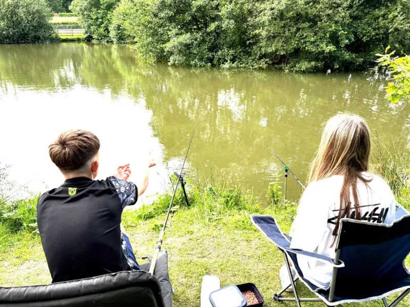 block-boy-and-girl-fishing